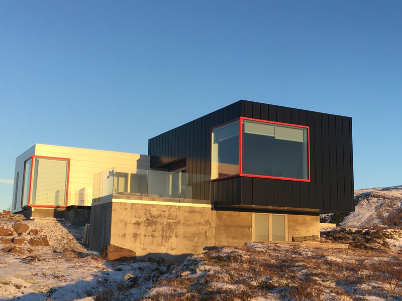 Sérsmíðaðir gluggar og álklæðning utan um einbýlishús
